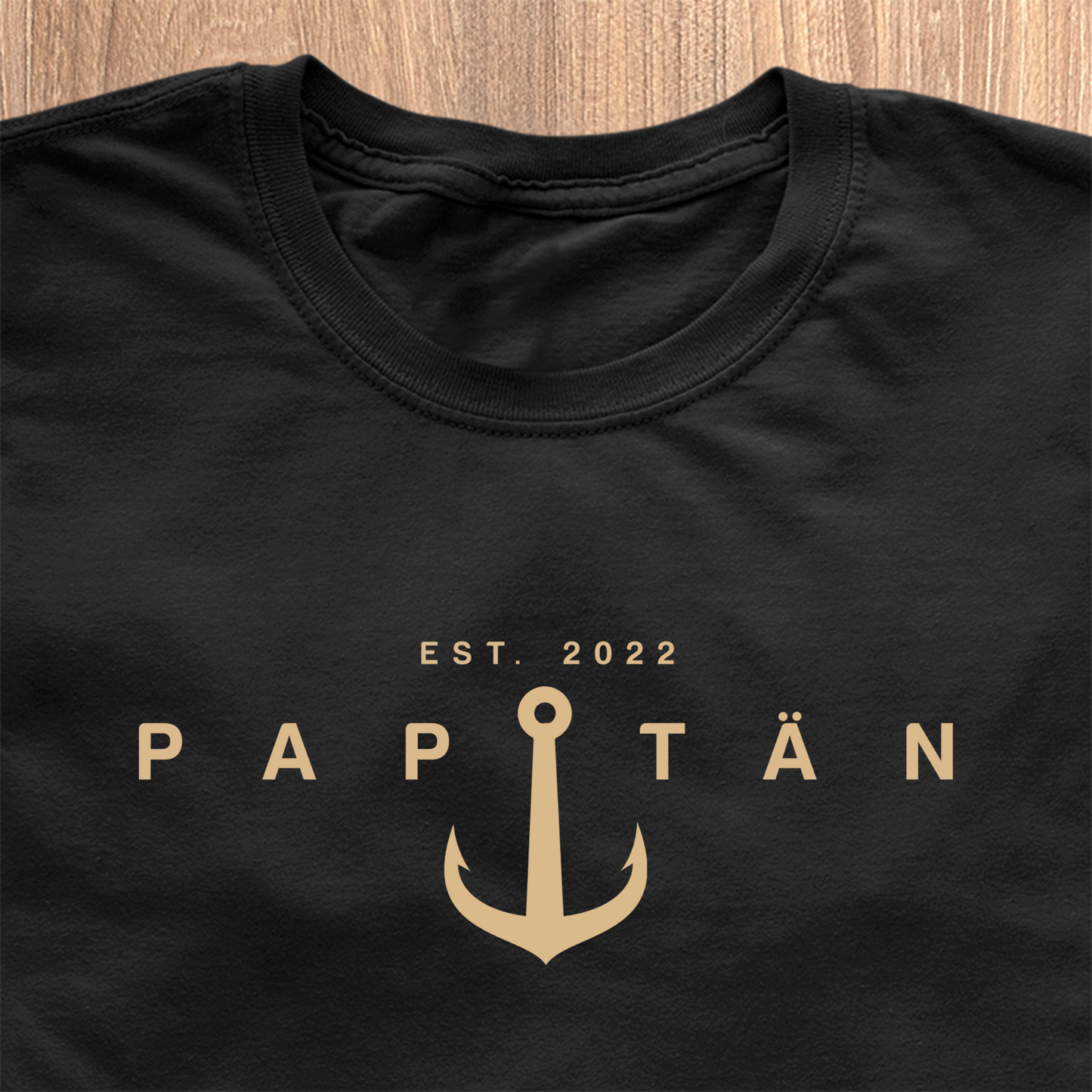 Papitan Modern Edition T-Shirt - Datum kann personaliséiert ginn